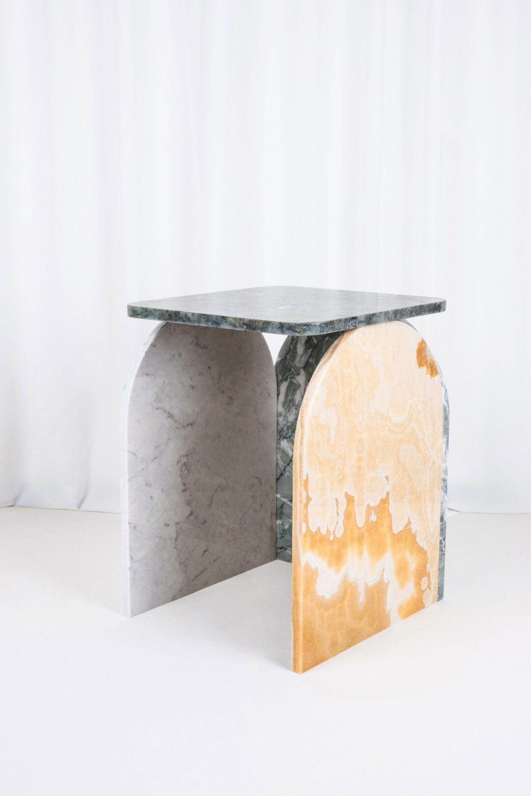 Столик из мрамора Marble в галерее TETA — результат коллаборации с архитектурным бюро ludi_architects