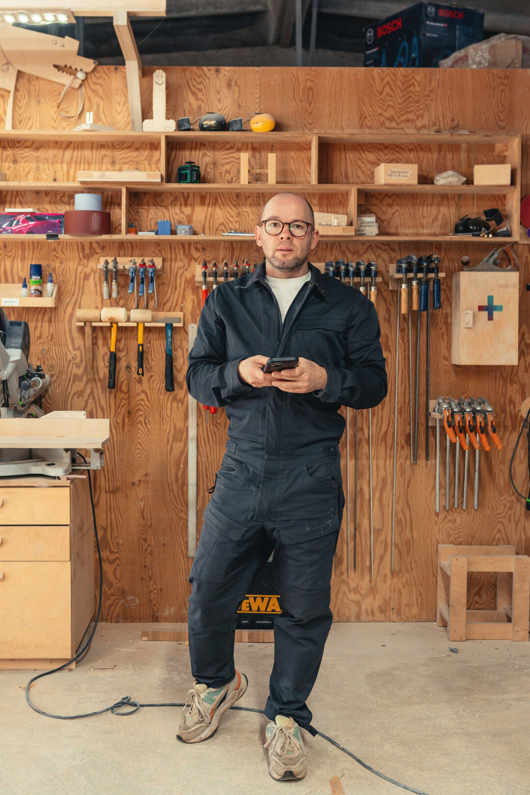 Основатель бюро Никита Максимов влюбился в фанеру в поездке по Финляндии, а теперь его мастерская делает из нее mid-century стеллажи и модные