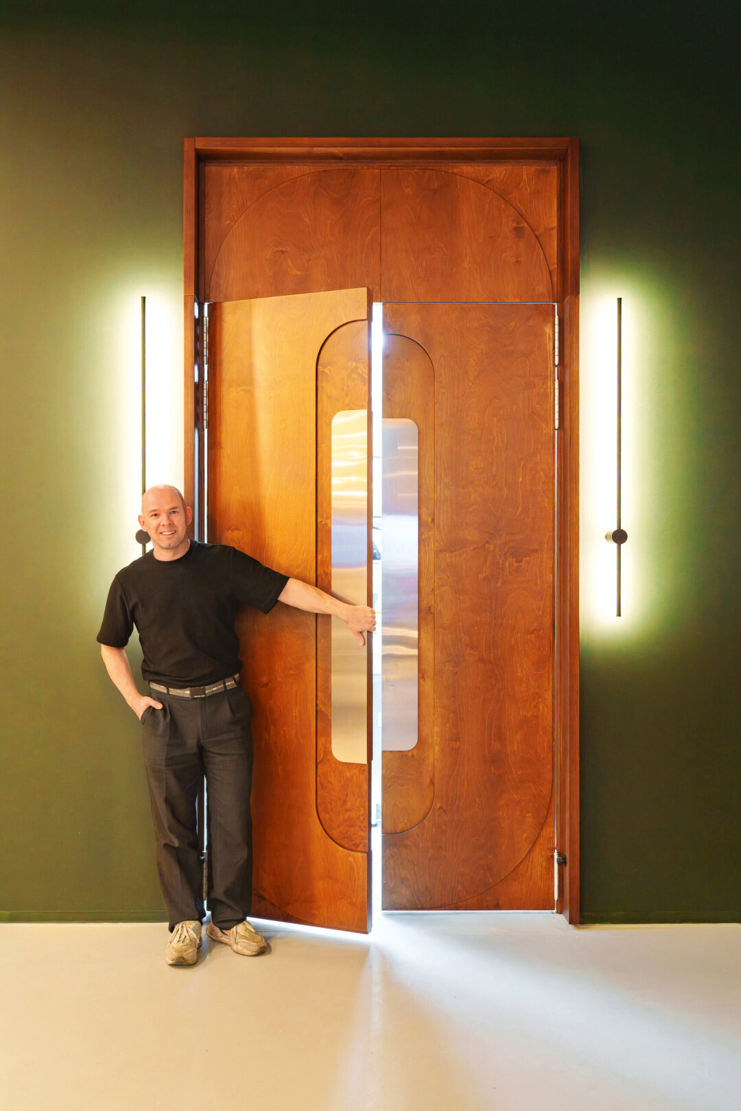 Для дверей ресторана «Парус» в Петербурге было придумано не- стандартное дизайнерское решение в стиле ар-деко