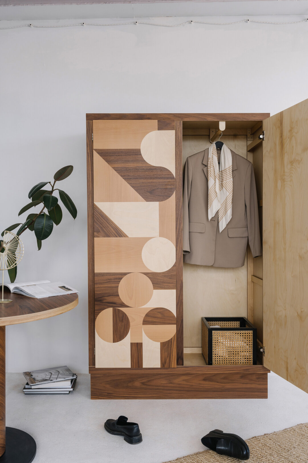 Теперь в бюро есть мебель серийного производства: шкафы, стеллажи, кровати, прикроватные тумбы модульной системы «Элемент»