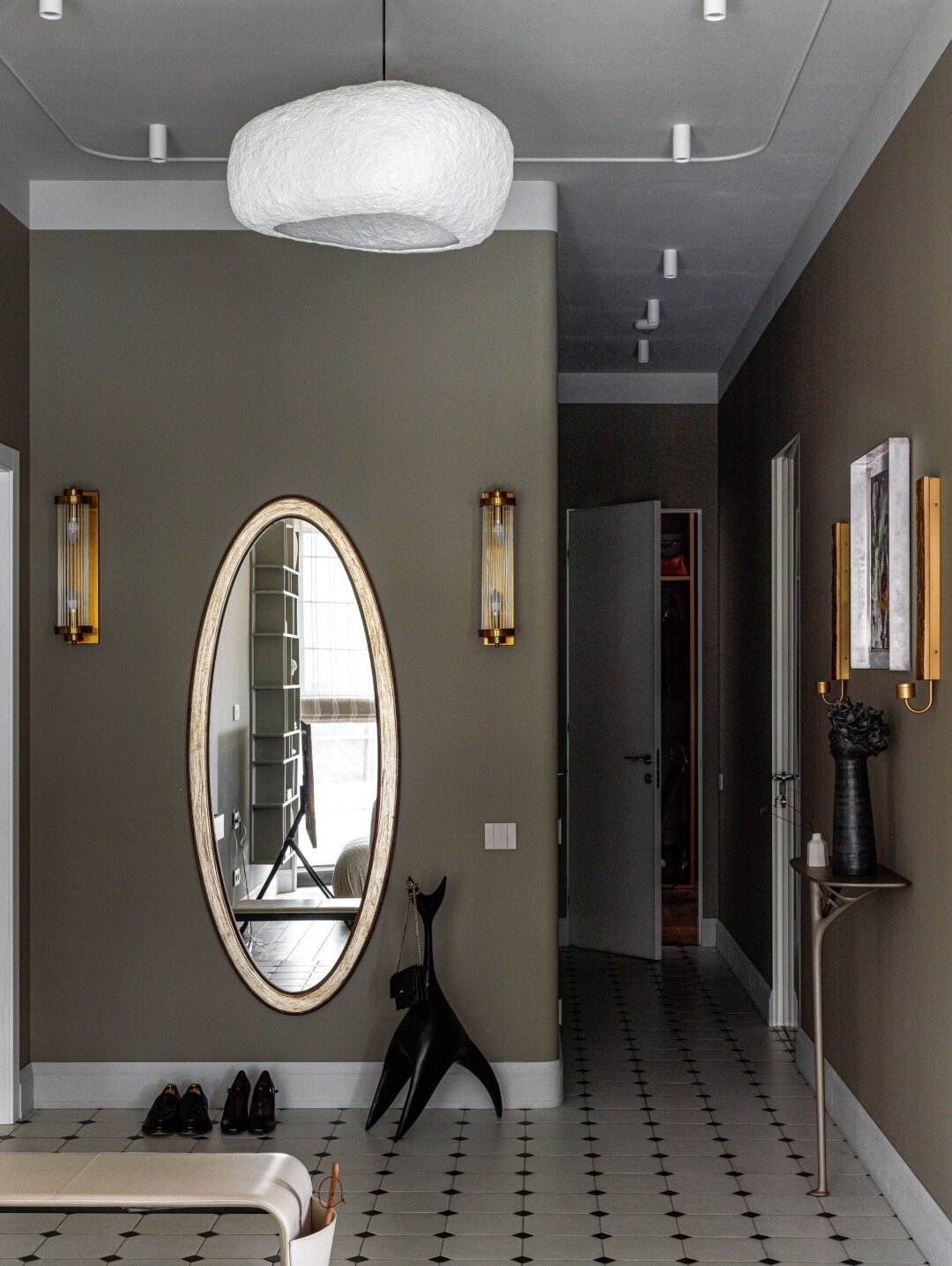 Двери «Фрамир», светильник Taygadesign, настенный свет, выключатели Bticino из линейки Living now – «Смарт Мастер», скамейка Calligaris, держатель для