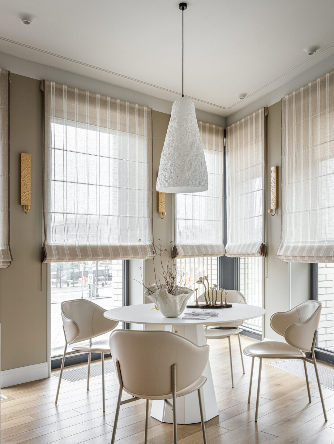 Стол и стулья Calligaris – салон Aran, cветильник Taygadesign, шторы «Арткомната»