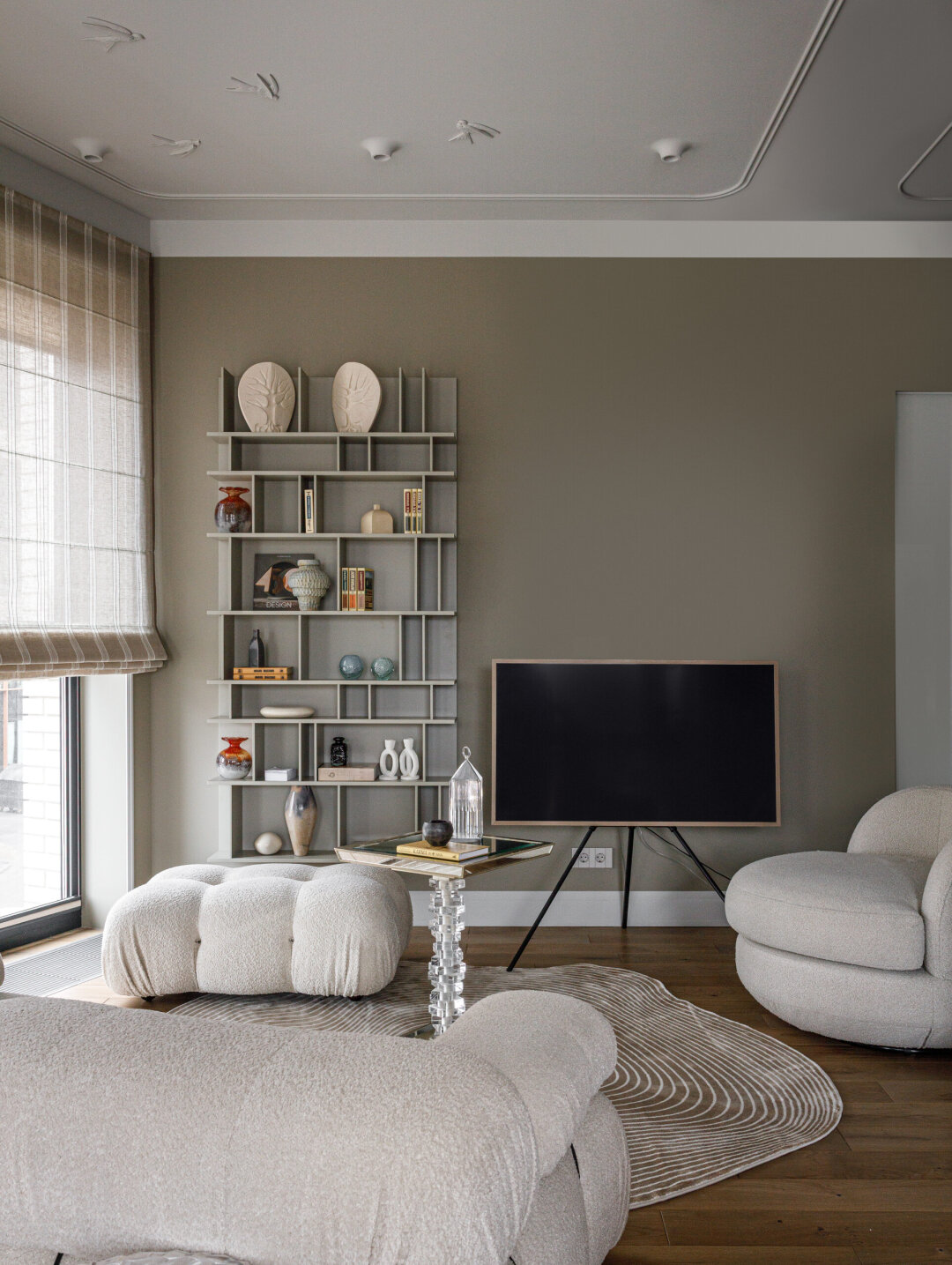 Столик Lam lee, светильник Kartell, стеллаж BoConcept