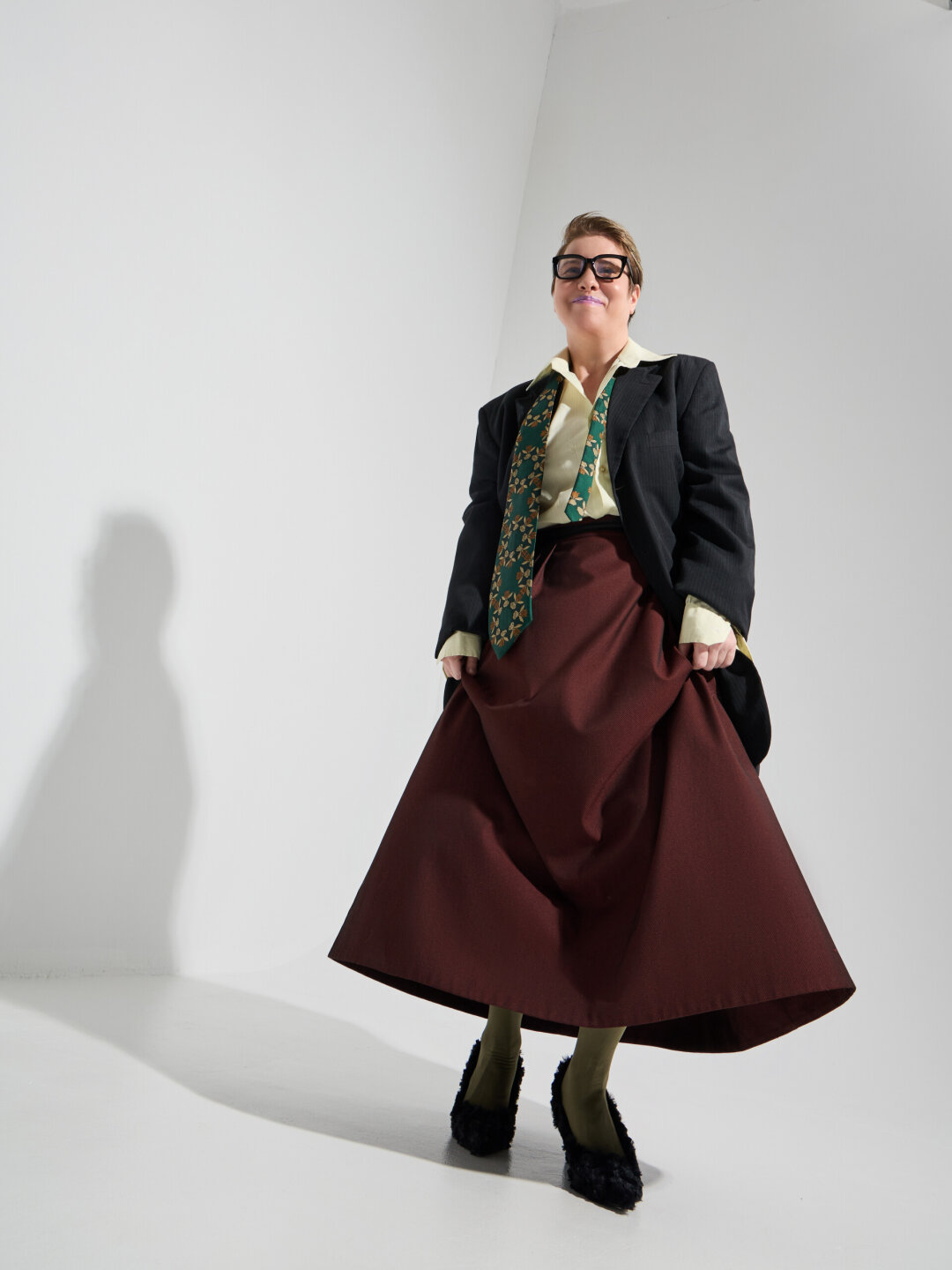 Рубашка I.C. BOTOSANI, пиджак FOSP, меховые туфли сделаны специально для съемки, винтажные юбка и галстук