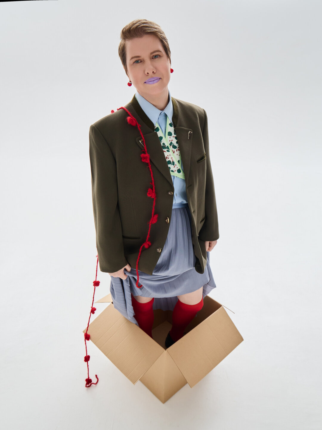 Винтажные рубашка, пиджак и юбка, цветочная повязка сделана специально для съемки, аксессуары NEXUS DEFY