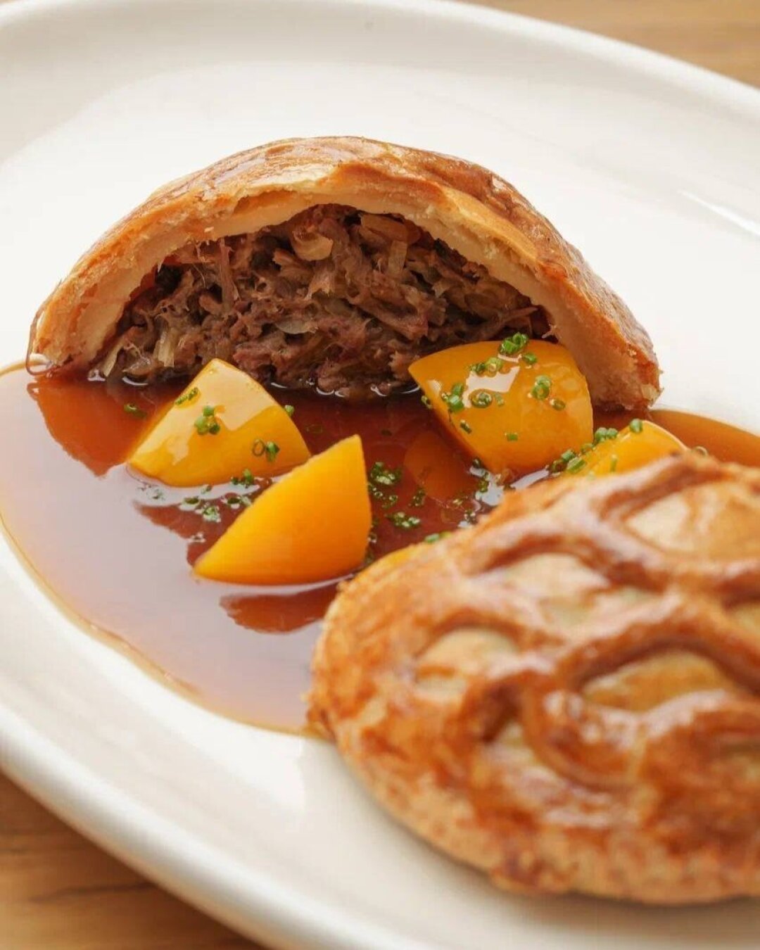 Пирог с говяжьей грудинкой и капустой от бистро Salt