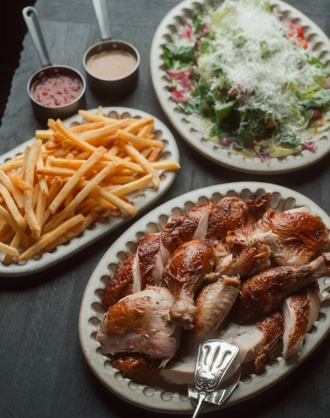 Мясной сет в ресторане «Дикари»: Запеченная курица из печи, овощной салат и картофель фри