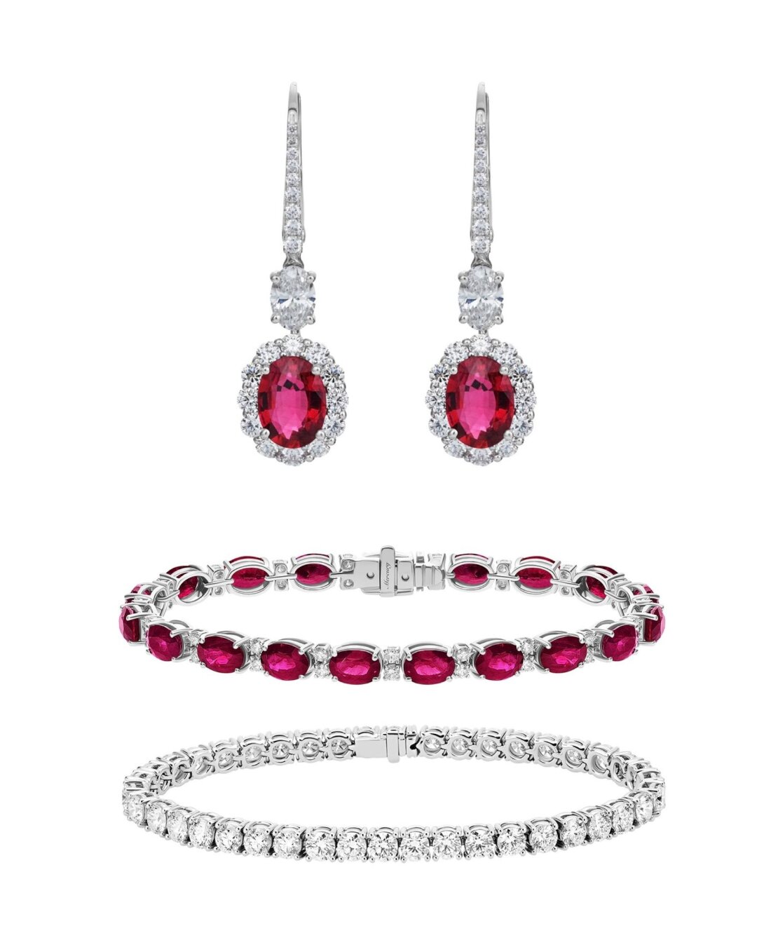 В гарнитуре: микс из коллекций Mercury Classic и Color. Серьги с рубином и бриллиантами выполнены в стиле ореола с подвесками. Их дополнила комби-пара