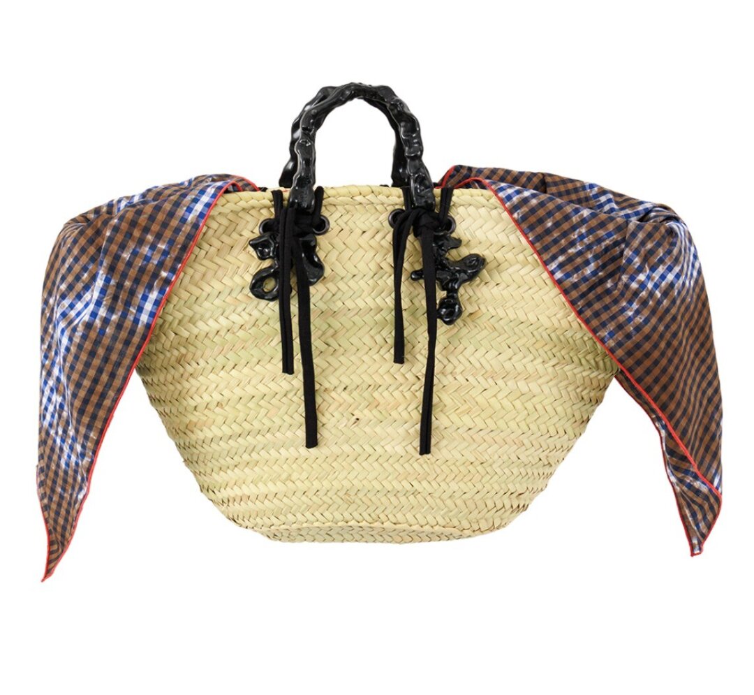 Ottolinger, Golden Line, 63 000 руб. На первый взгляд обычная соломенная сумка, но не верьте своим глазам. Во-первых, ее ручка слеплена в фантазийный