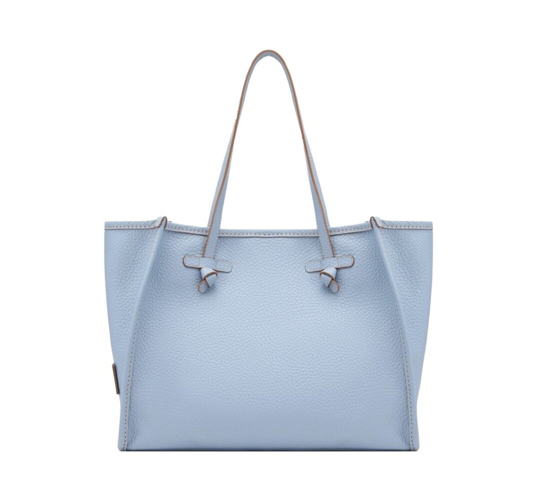 Gianni Chiarini, No One, 54 990 руб. Даже если вы не выходите замуж, без голубого в этом сезоне все равно не обойтись. Худруки Celine, Valentino и