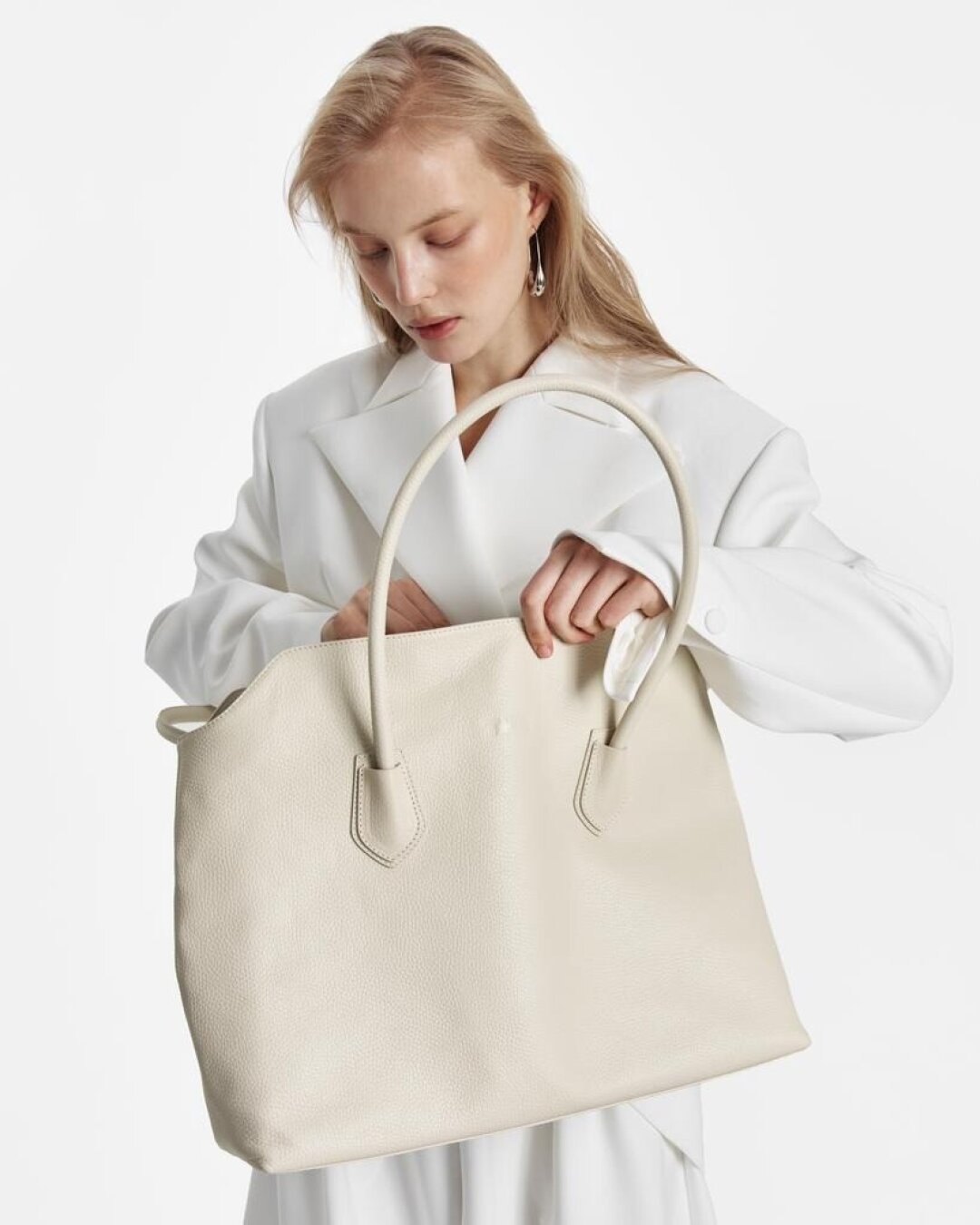 The, 55 000 руб. Понедельник среди сумок, или тот самый чистый лист, с которого может начаться любой образ — от маскулинной офисной двойки с