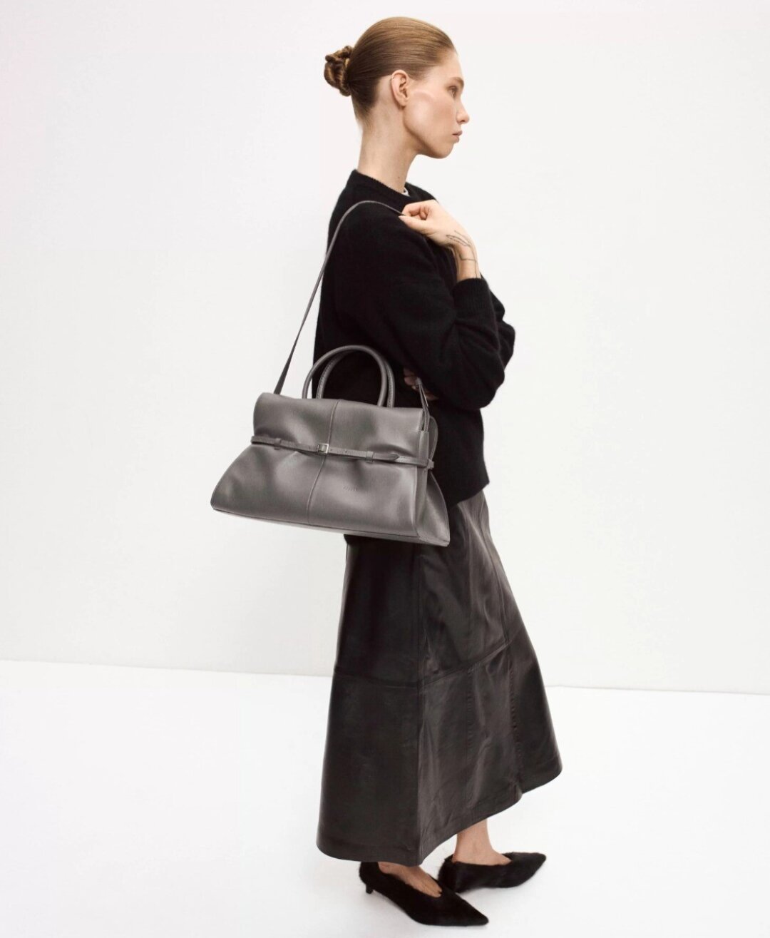 Askent, 49 000 руб. А при желании меняем подпоясанный вариант Coccinelle на геометричный тоут из светло-серой кожи от локалов Askent