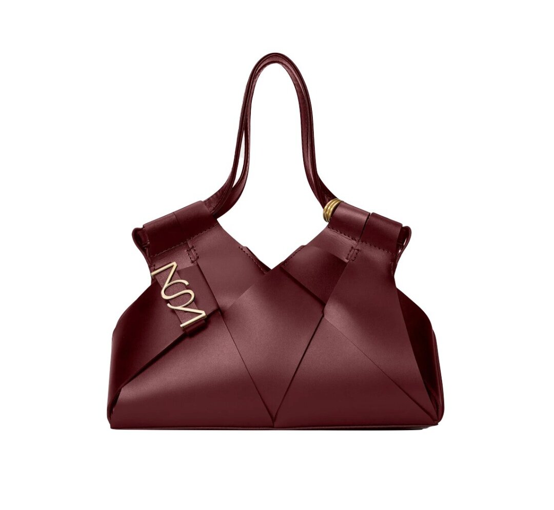 Misa Bags, 48 500 руб. Вместительный тоут Brioche создан вручную из полосок натуральной итальянской кожи, переплетенных между собой в уникальный узор