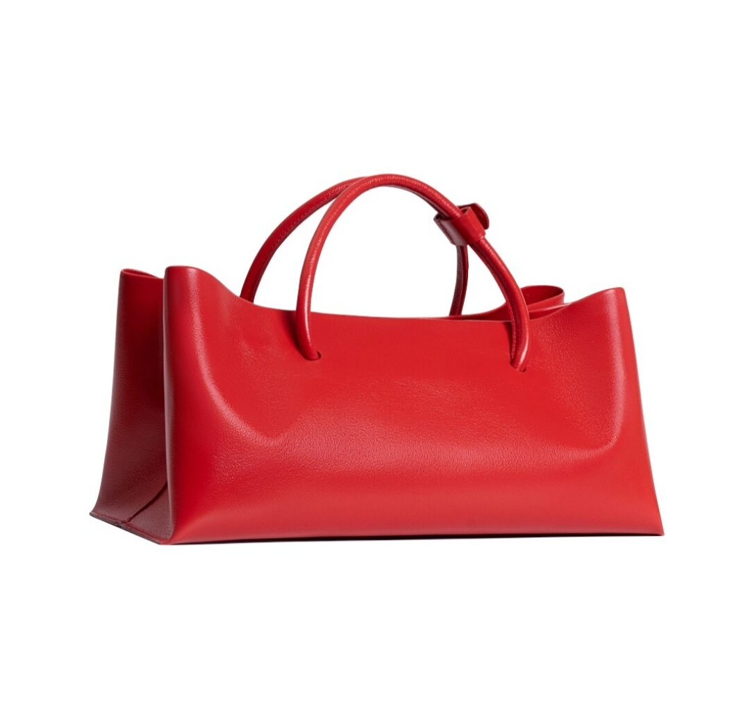 Highcraft, 25 900 руб. Встретились как-то базовый шопер и ультрамодная сумка-такса — получился продолговатый тоут «Айрин», который может менять форму