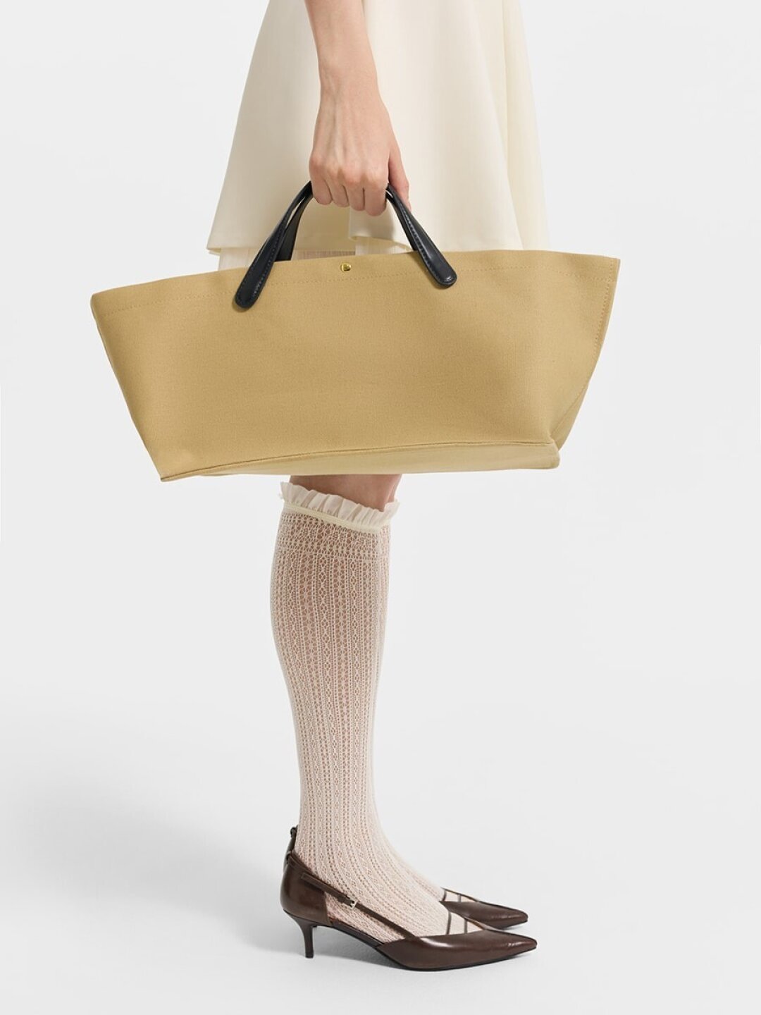 Love Republic, 6 999 руб. Наш ответ мейнстримным Longchamp из нейлона — минималистичные тоуты Love Republic из плотного хлопка, которые без труда