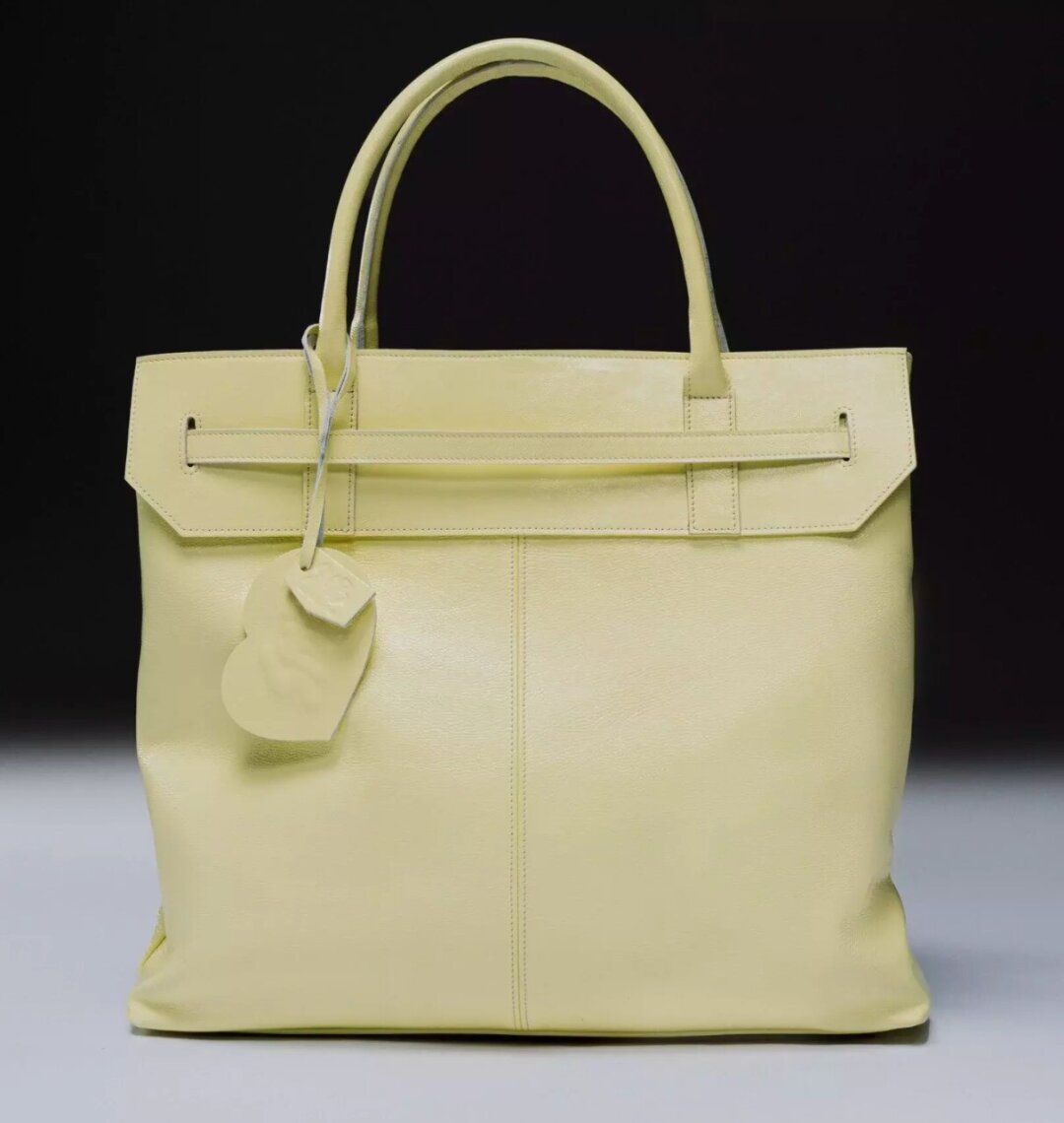 SMB Studios, 29 000 руб. Не просто большие, а очень большие сумки — всё еще с нами! Доказано внушительными боулерами Miu Miu и Chanel, лакированными