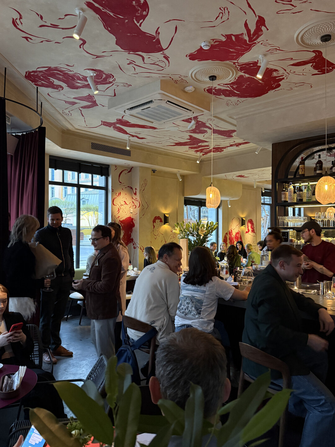 Контактная барная стойка вместо витрины с десертами