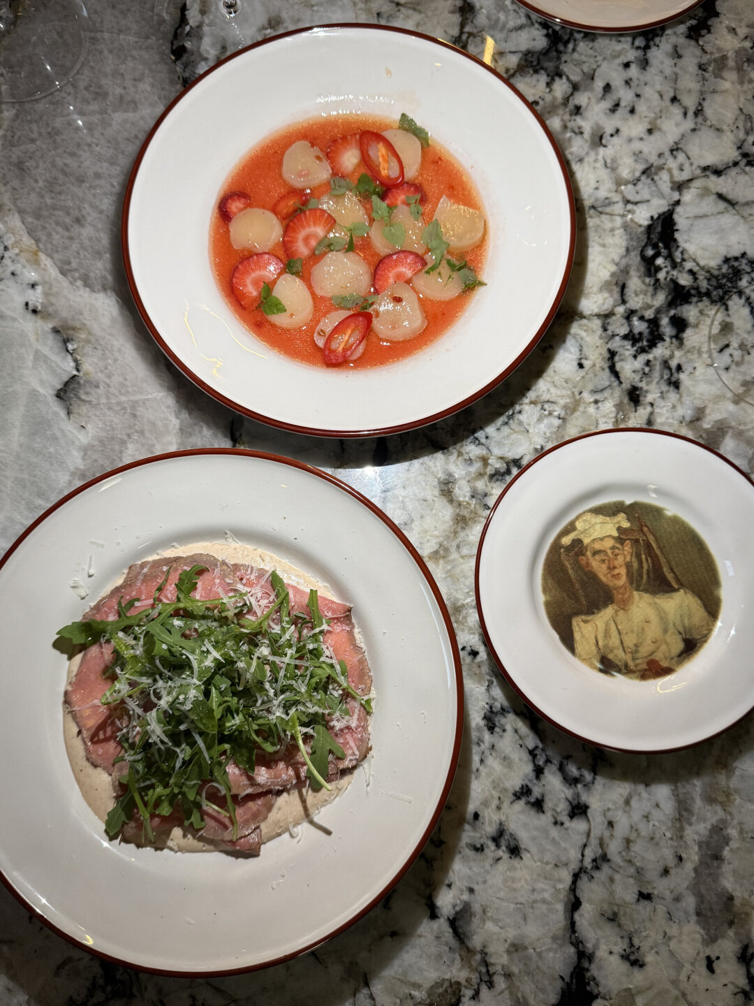 Гребешок с клубникой и чили, ростбиф тоннато