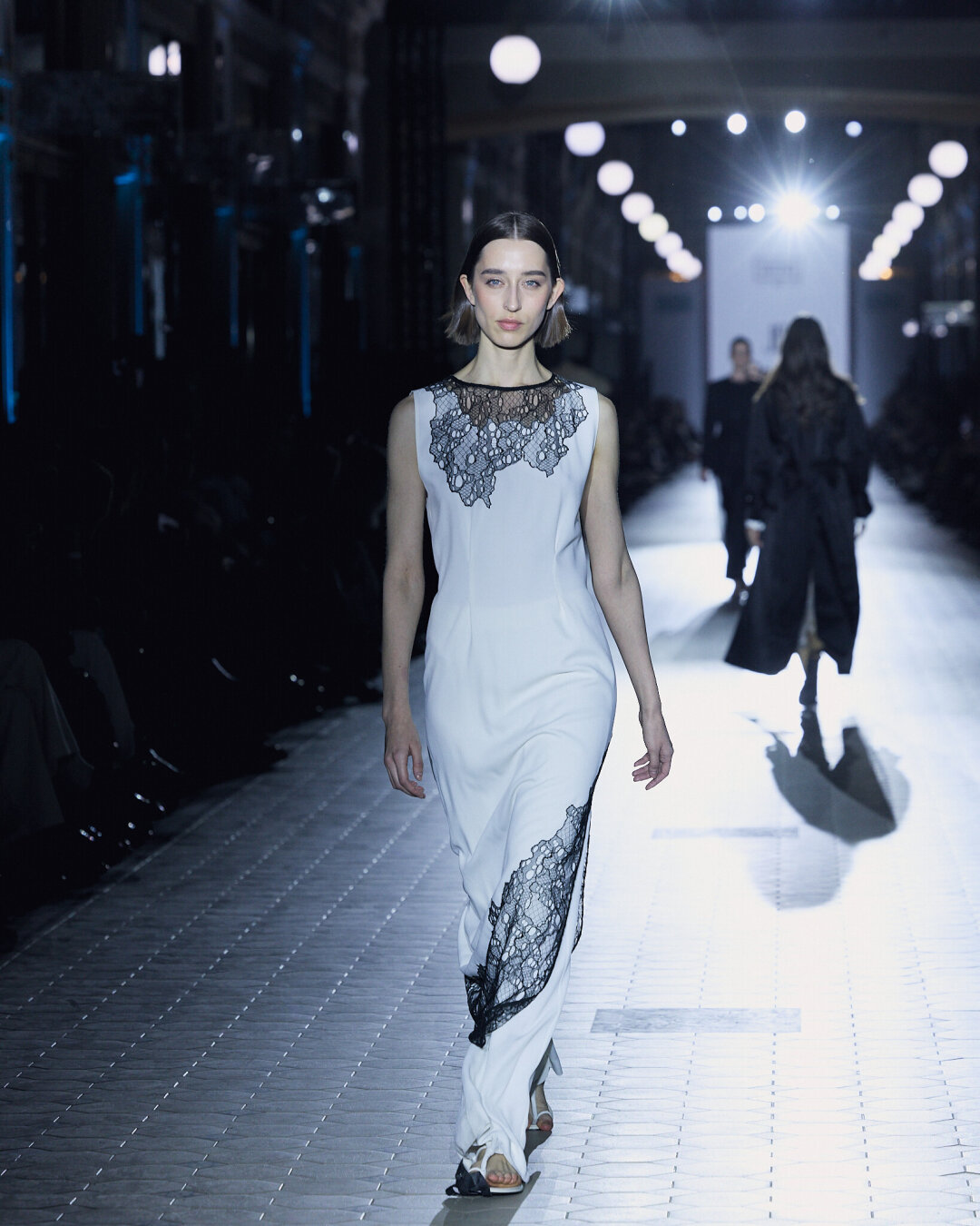 JM Studio РЕ:ПАССАЖ Важный стайлинг-трюк с показа JM Studio: отказываемся от шпилек в пользу витиеватых босоножек (желательно на плоском ходу!)