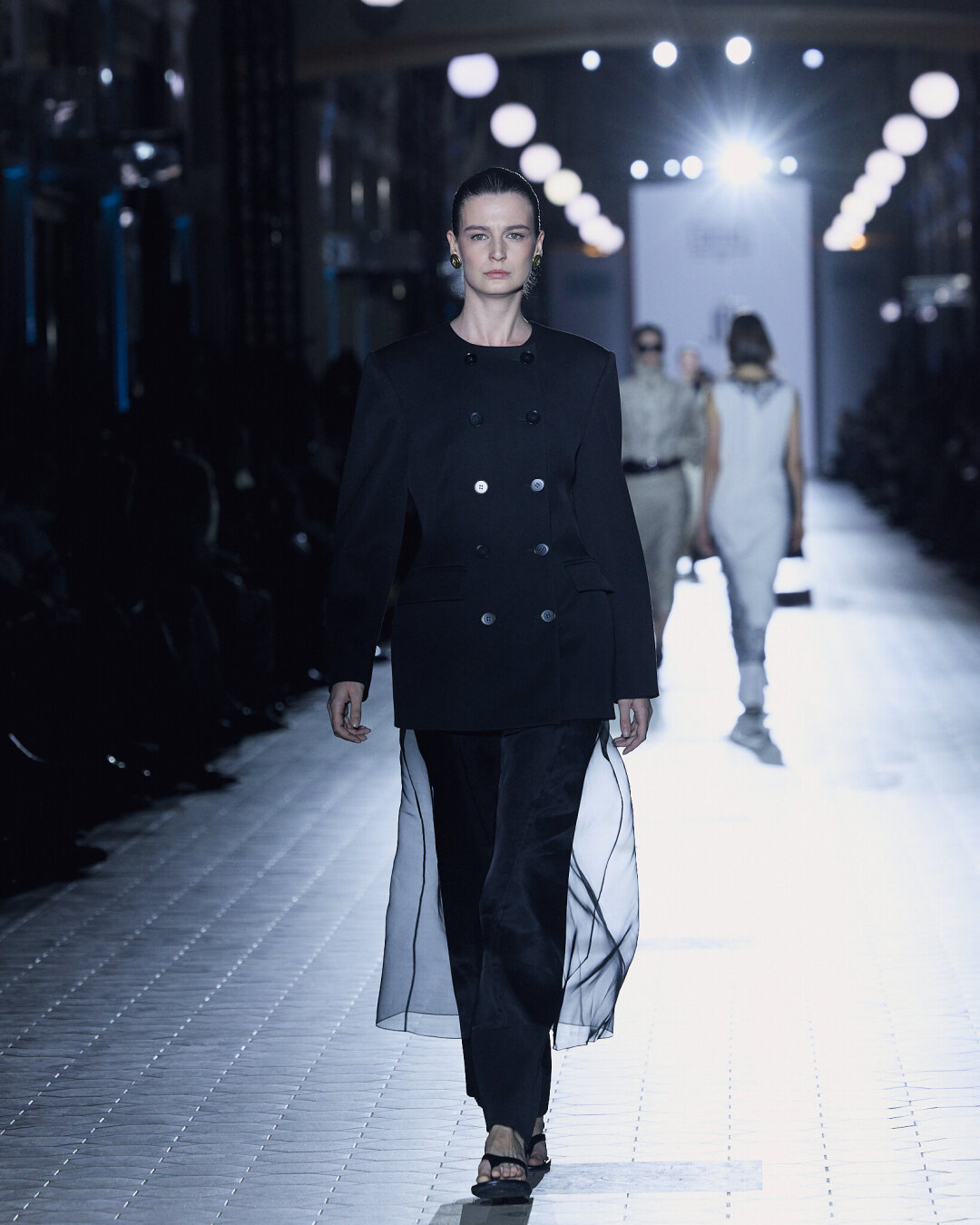 JM Studio РЕ:ПАССАЖ Дополняем офискорные брюки полупрозрачной юбкой