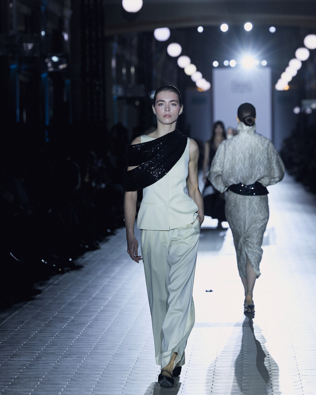 JM Studio РЕ:ПАССАЖ Носить пояс из пайеток на манер меховых шарфов