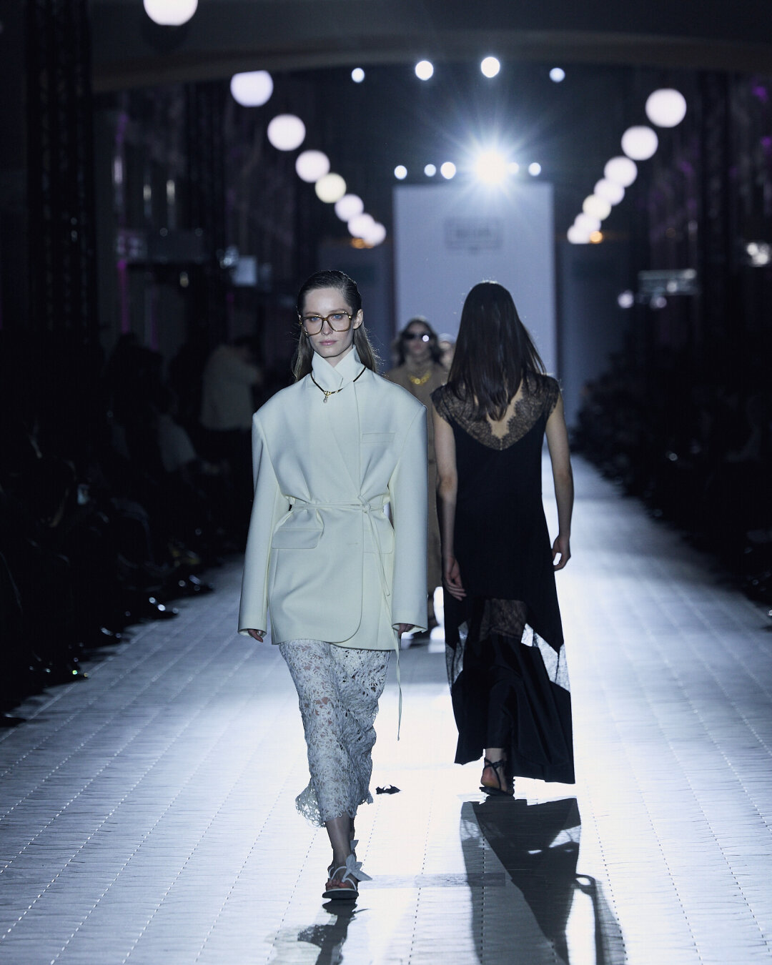 JM Studio РЕ:ПАССАЖ Подвязываем жакеты тонким ремешком (и украшаем колье-чокером!)