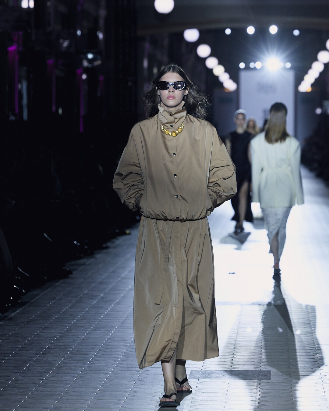 JM Studio РЕ:ПАССАЖ Как и в случае с жакетами, надеваем поверх плащей акцентные колье-чокеры