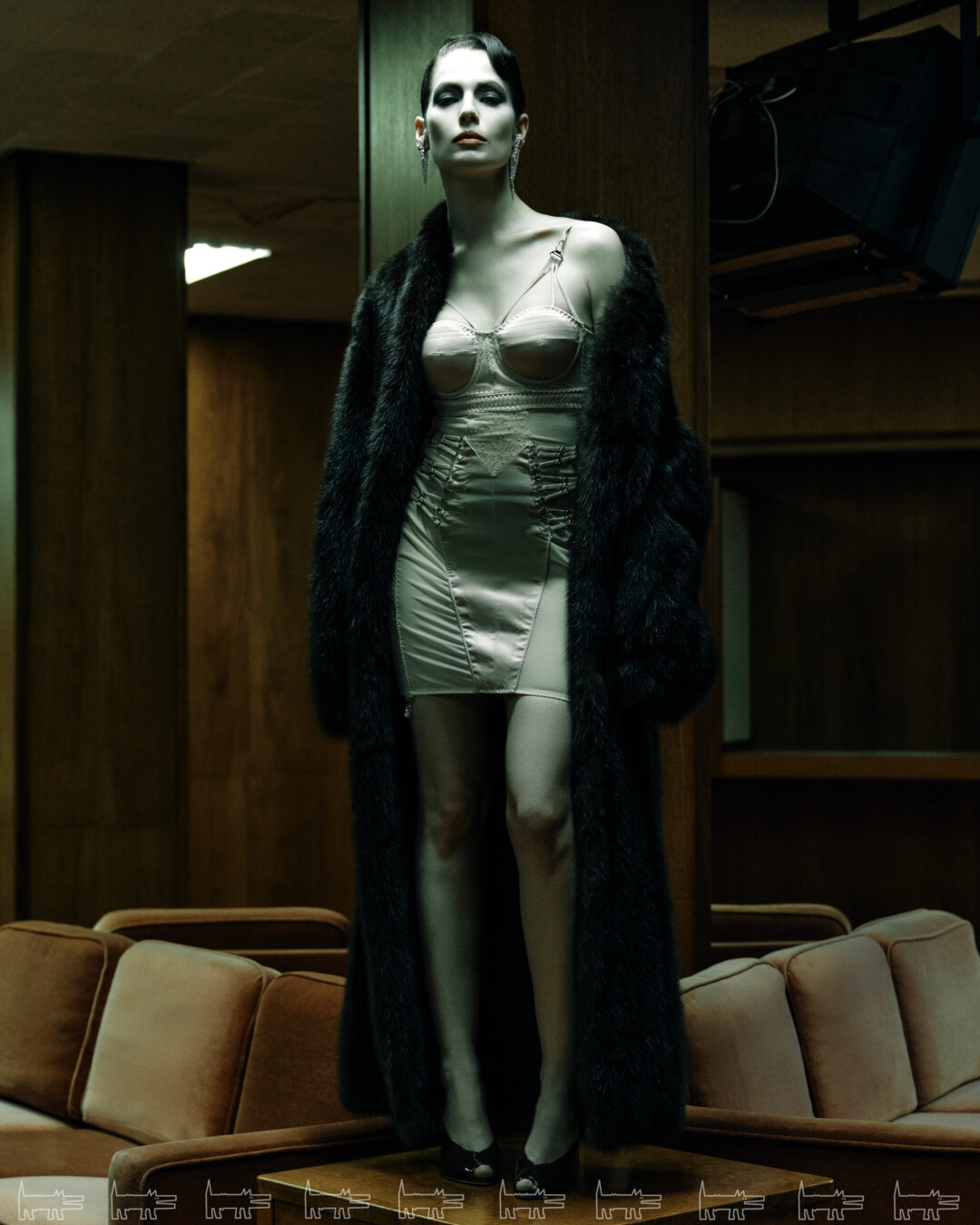 На Юлии: серьги YEPREM (Mercury.ru), платье DANIIL ANTSIFEROV, шуба SENCELLERIE, мюли JIMMY CHOO (TSUM.ru/ДЛТ)