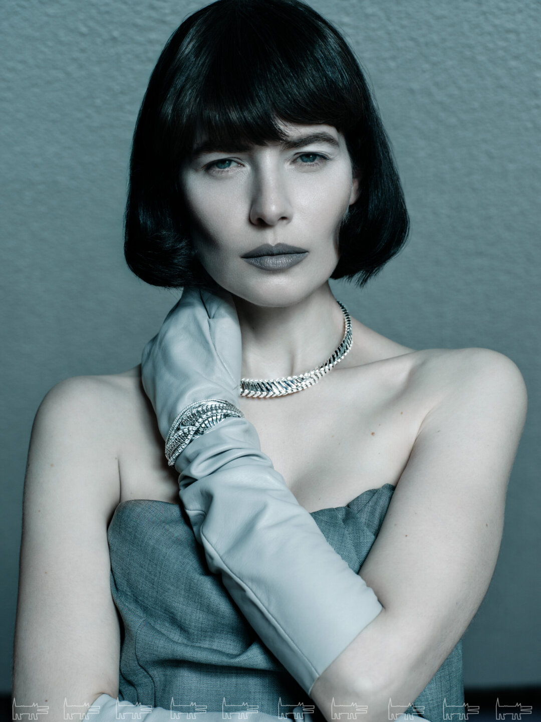 На Юлии: колье и браслеты FERRIFIRENZE, браслет KAVANT & SHARART (все — Mercury.ru), платье MAGDA BUTRYM (все — TSUM.ru), перчатки VIVA VOX