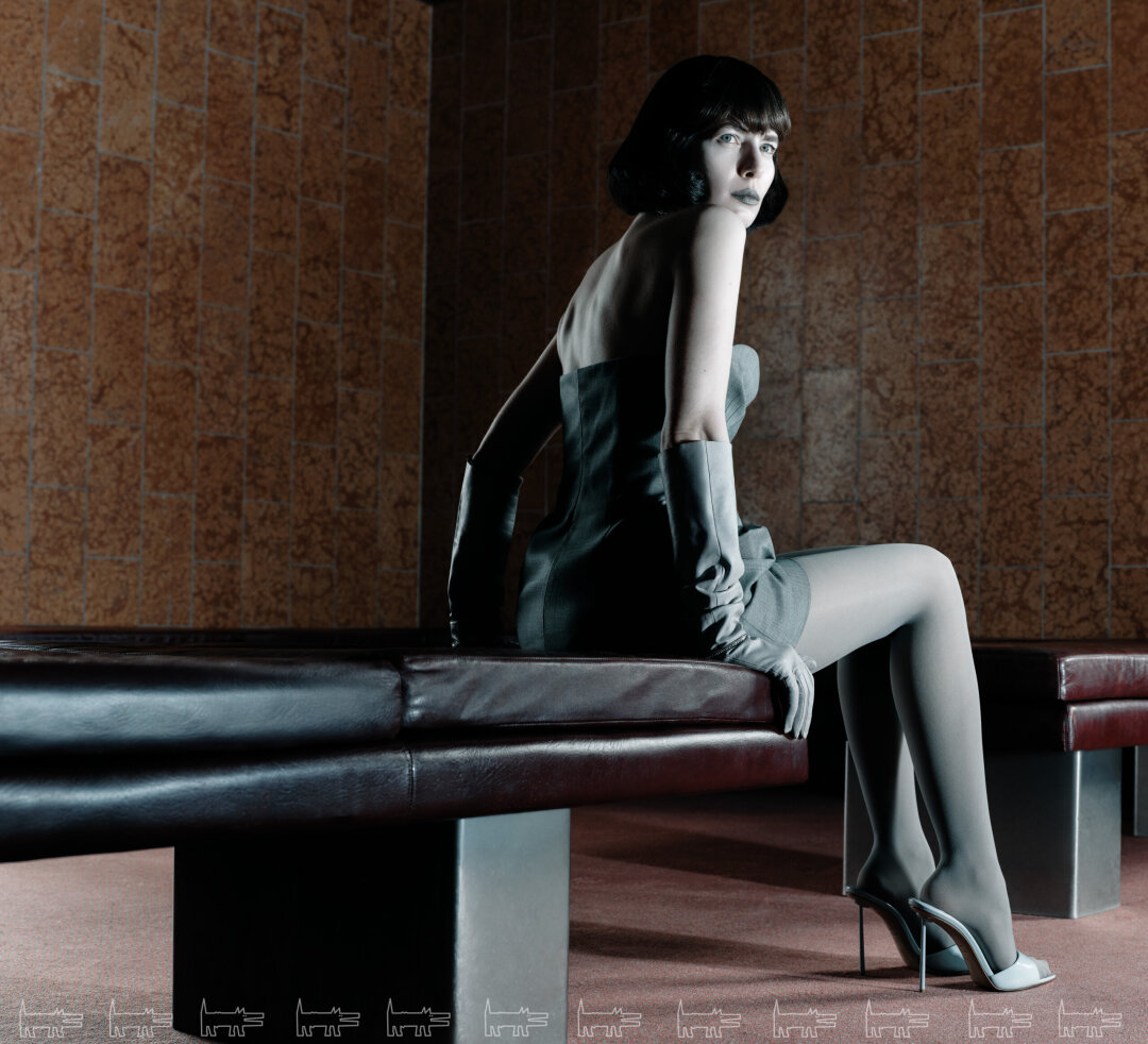 На Юлии: браслеты FERRIFIRENZE и KAVANT & SHARART (все — Mercury.ru), платье MAGDA BUTRYM, мюли LE SILLA (все —TSUM.ru/ДЛТ), перчатки VIVA VOX