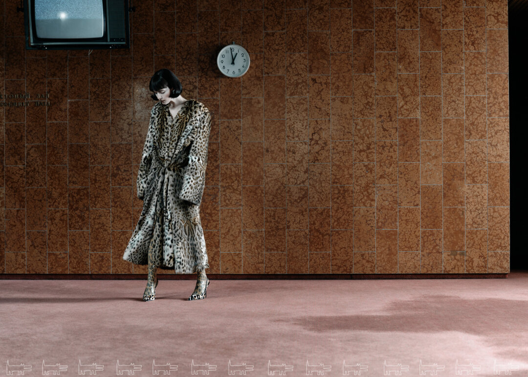 На Юлии: серьги YEPREM (Mercury.ru), шуба RUBAN, туфли PARIS TEXAS (TSUM.ru/ДЛТ)