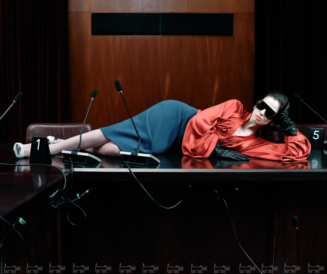 На Юлии: серьги FERRIFIRENZE (Mercury.ru), юбка DOLCE & GABBANA, мюли LE SILLA, очки MIU MIU (все — TSUM.ru/ДЛТ), блуза и перчатки VIVA VOX