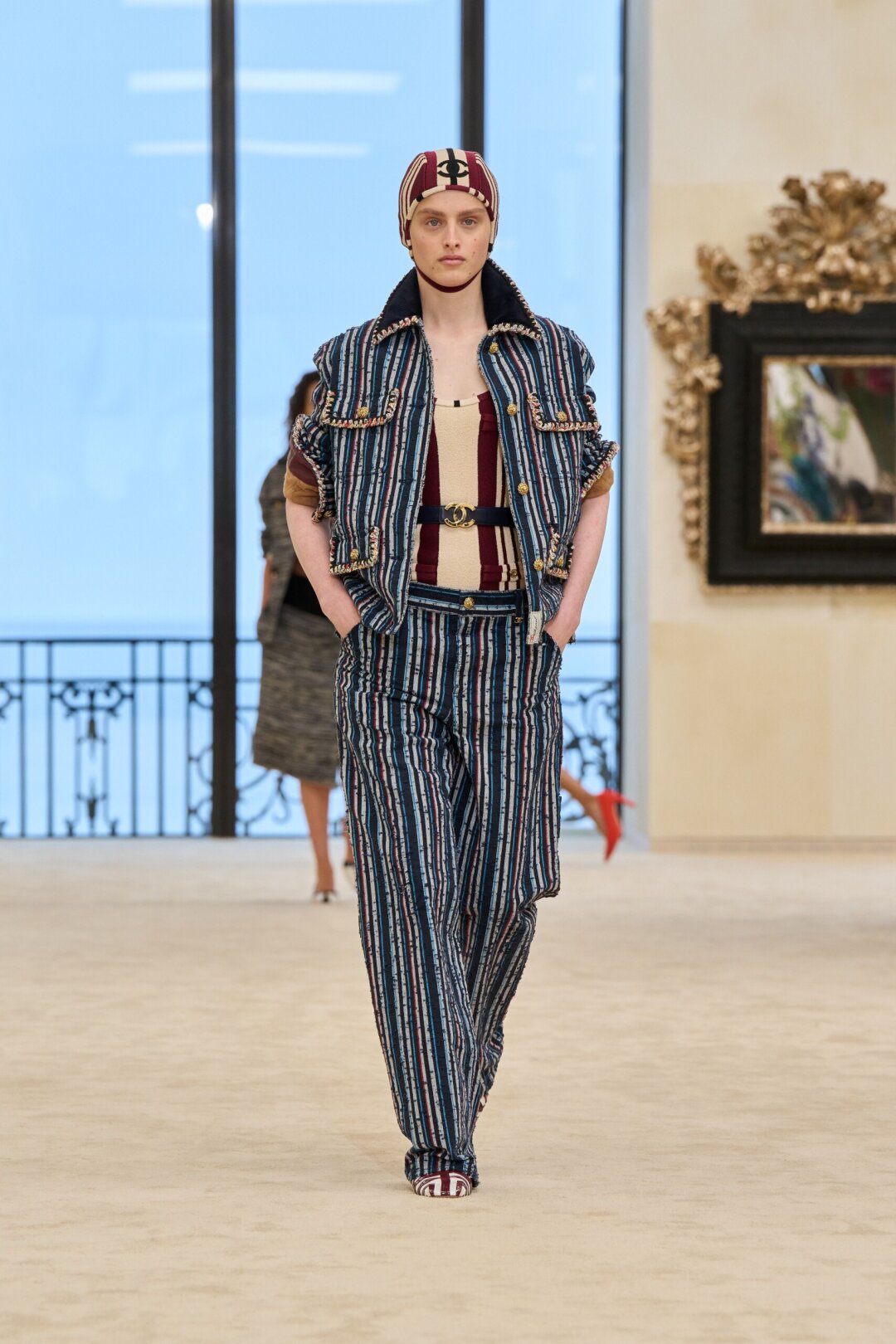 Муза Chanel Адица Берзения напоминает, что самый модный паттерн — это вертикальная полоска