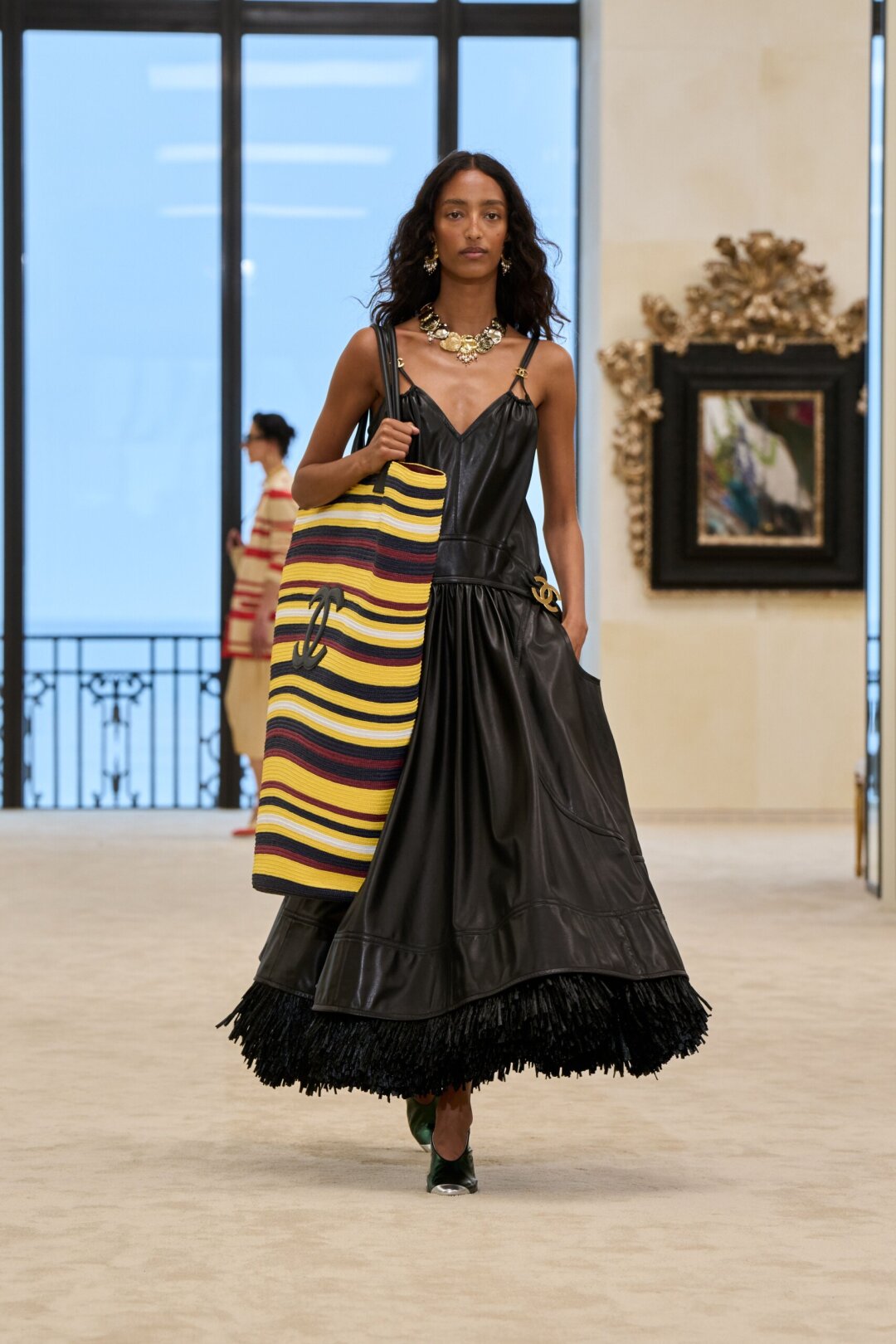 Супермодель Мона Тугаард советует менять гигашопперы на гигагигашопперы