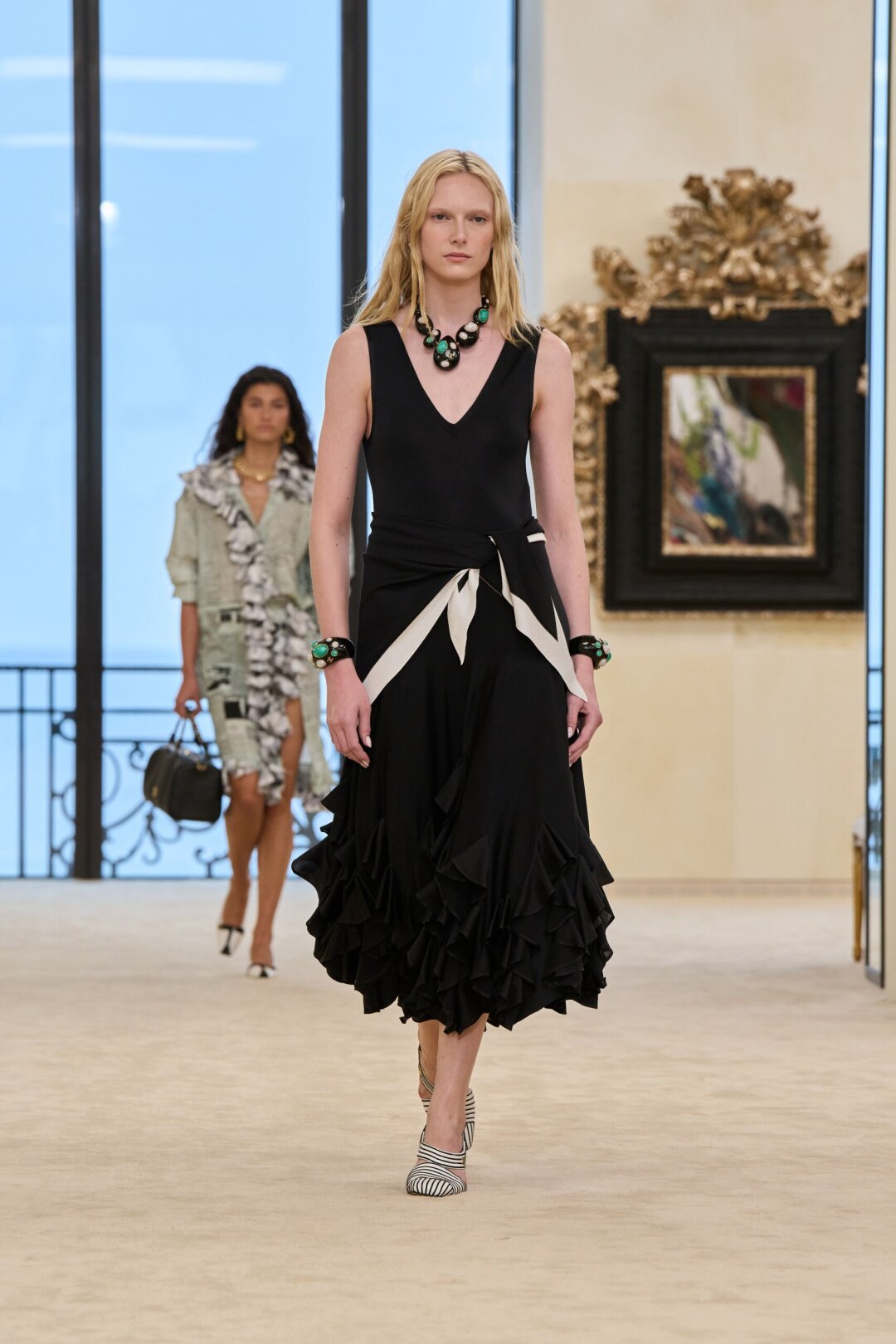 Приветствуем Алекс Консани и забираем стайлинг-трюк: носим платок в роли баски на поясе (да, даже с платьем)