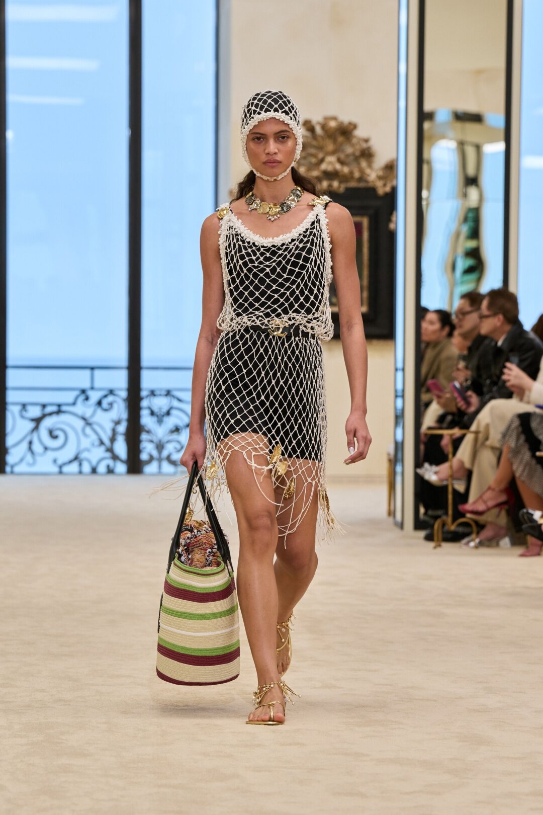 Впрочем, морская тема Матье Блази как родная — вспомним показ Bottega Veneta весна-лето 2024 года. Ну а мермейдкорные отсылки в коллекции Chanel осень