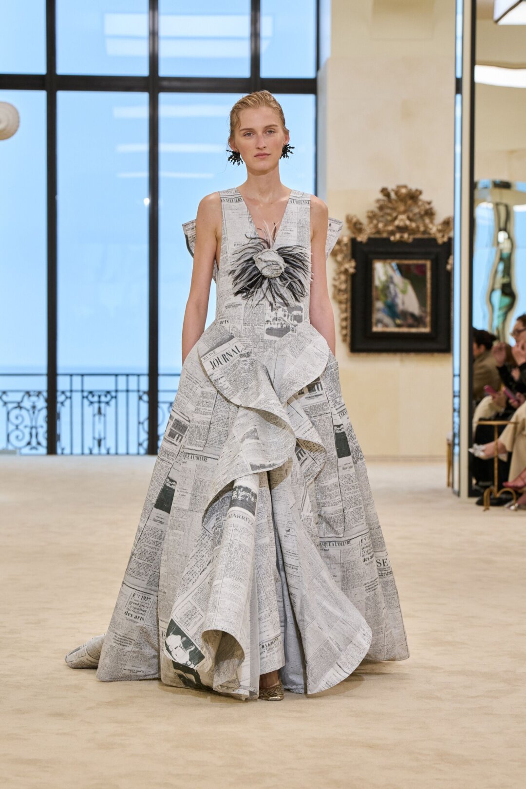 «Первыми, кто использовал газетные вырезки для создания подобных платьев, были суфражистки. Затем, конечно, Эльза Скиапарелли, Джон Гальяно, и Жан