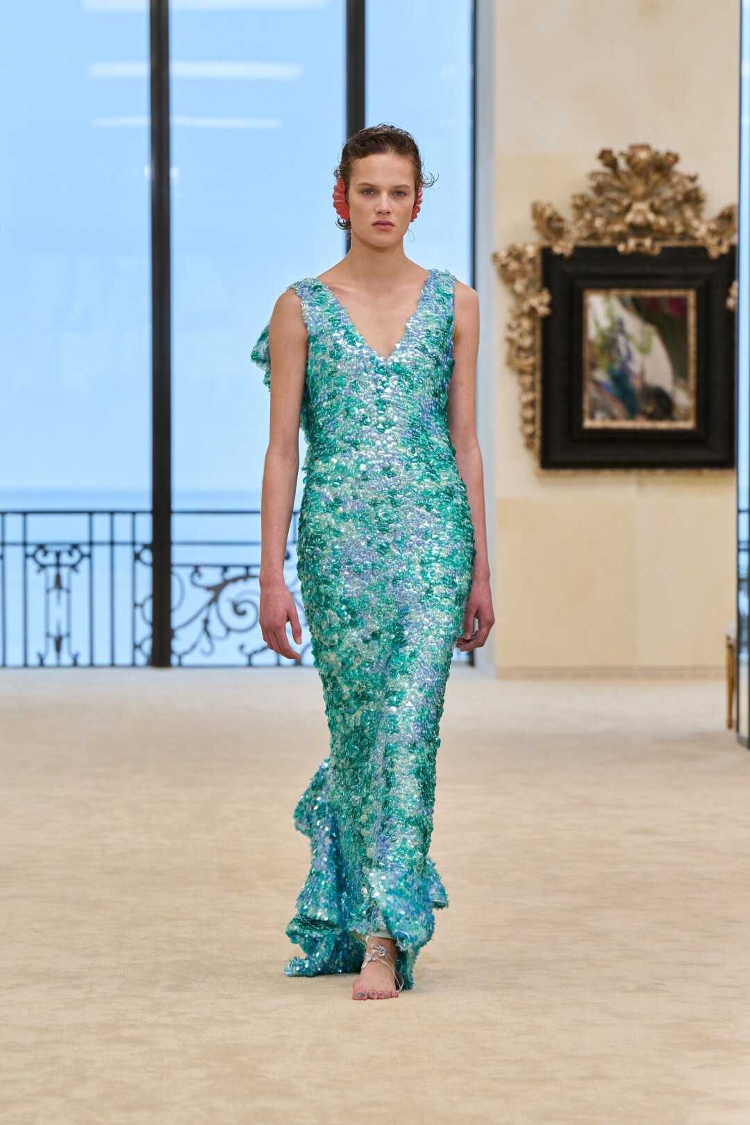 К финалу шоу Chanel Нур Хан сбросила мрачный флэппер и вышла из пены морской в перламутровом футляре-чешуе