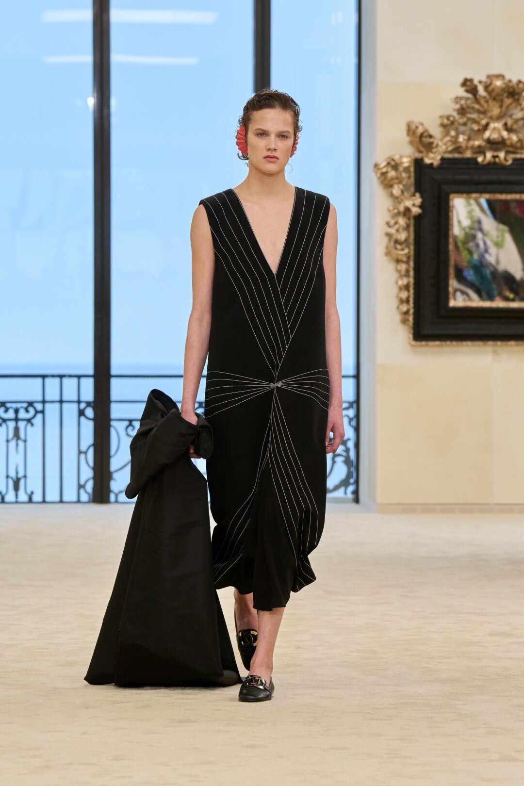 Шоу открыла (кстати, а потом и закрыла!) топ-модель Нур Хан в мрачном платье-флэппере, которые отсылает к архивным образам Chanel, которые Габриэль