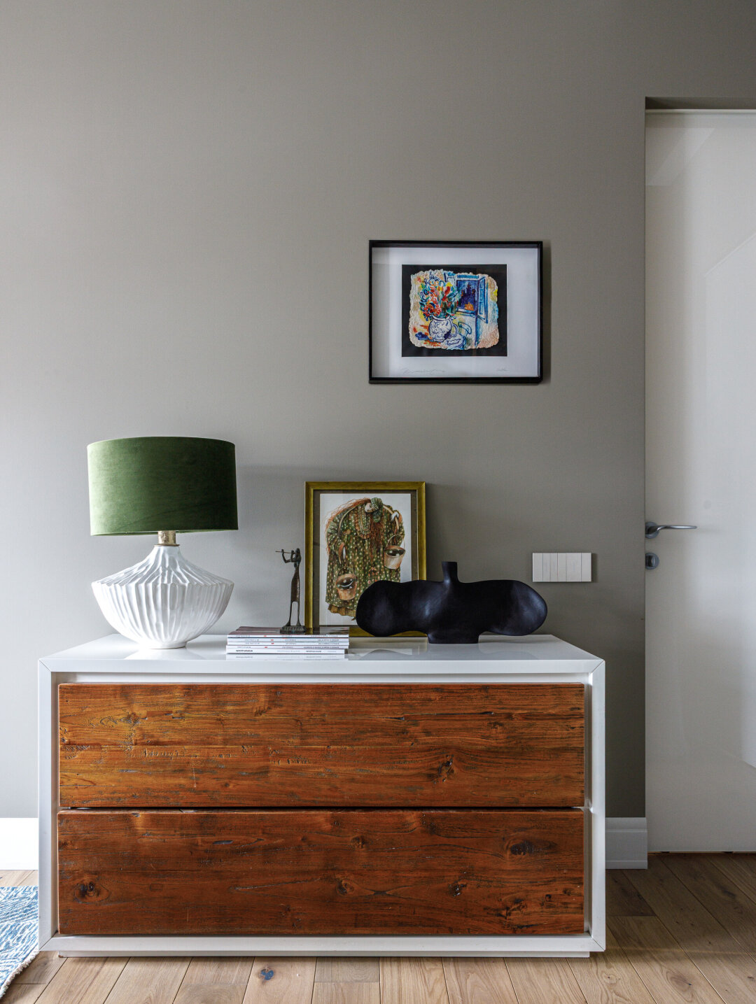 Комод из массива тика Elite, лампа Vetvi