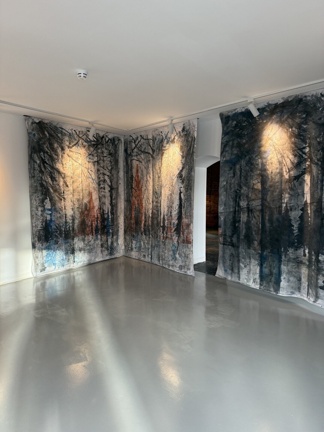 Выставка художника Ивана Смирнова. Скоро в этом пространстве появится Bookcafé с кофе, бутербродами, лавкой интеллигентной графики