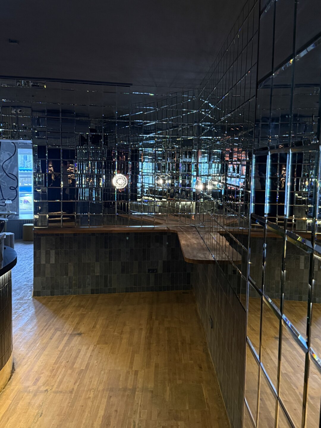 Зеркальный бар