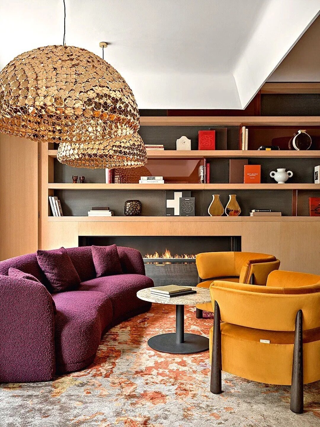 Дизайнеры наполнили лобби теплом, поженив золотые светильники Oren’zia by Terzani с мягким подтоном желтого и фиолетового