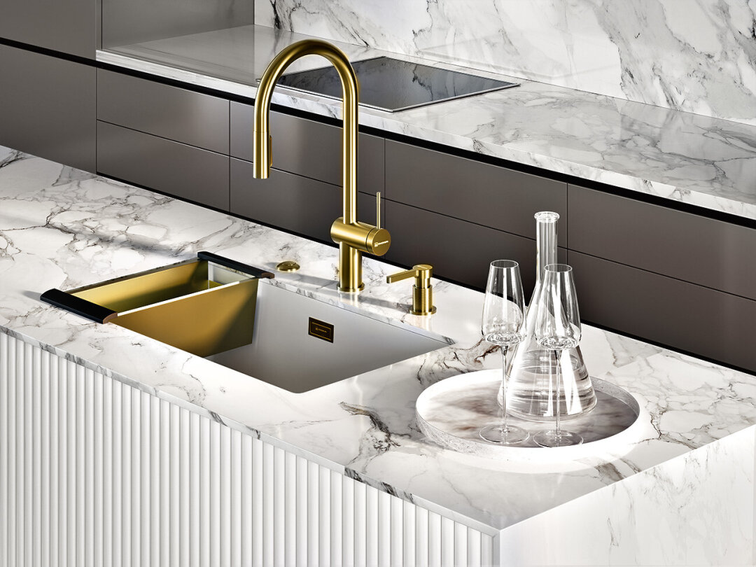 Смеситель Omoikiri, 39 888 руб. На основание смесителя нанесен паттерн tapisserie, вдохновленный узором циферблата легендарной модели часов Audemars