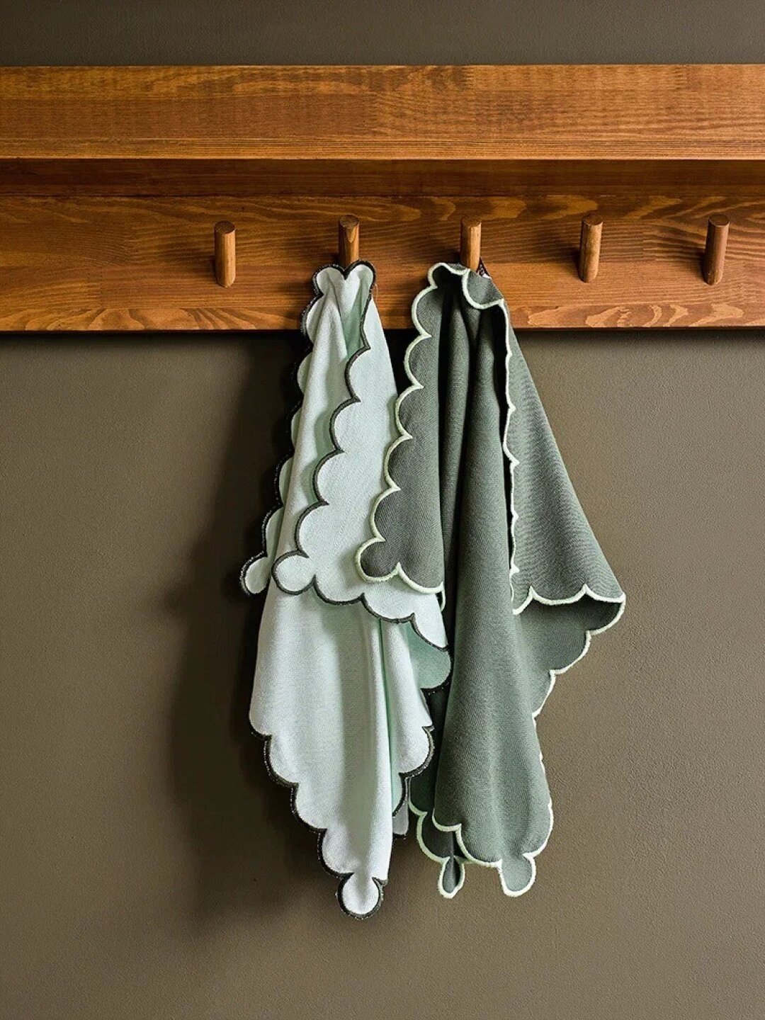 Полотенца Tkano, 2 190 руб. Кинестетики заземляются легким касанием индийского хлопка и облачных рюшей