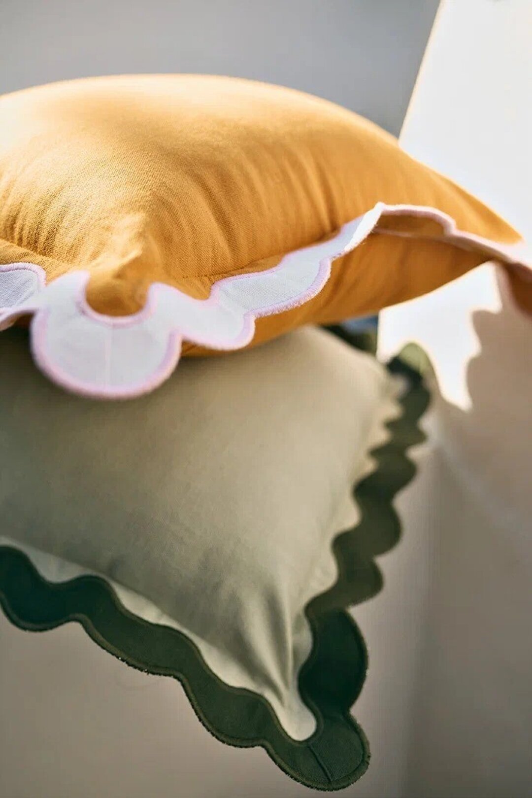 Чехлы на подушки Tkano, 2 390 руб. Волны по краю текстиля Trendy Ruffles напоминают изгибы береговой линии и створки морских раковин