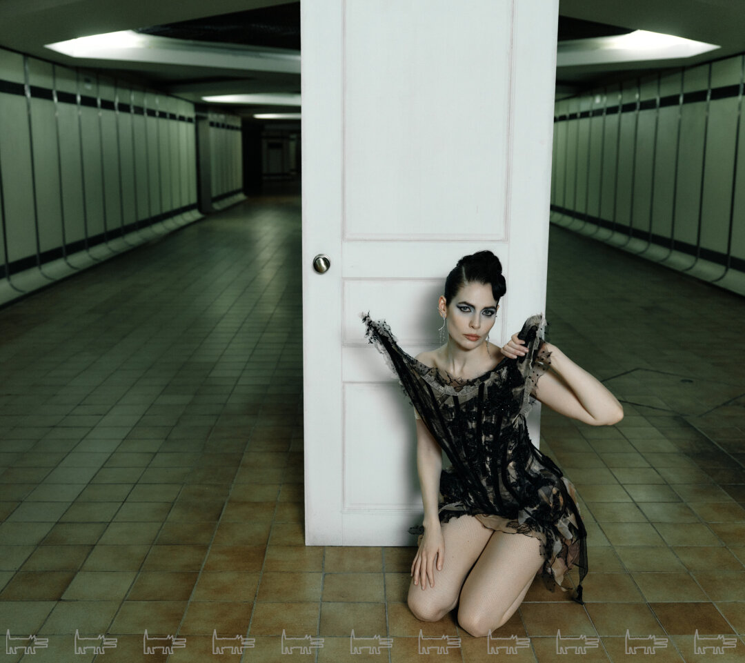 На Юлии: серьги MIKE JOSEPH (Mercury.ru), корсет ДИМА ШИПУЛИН