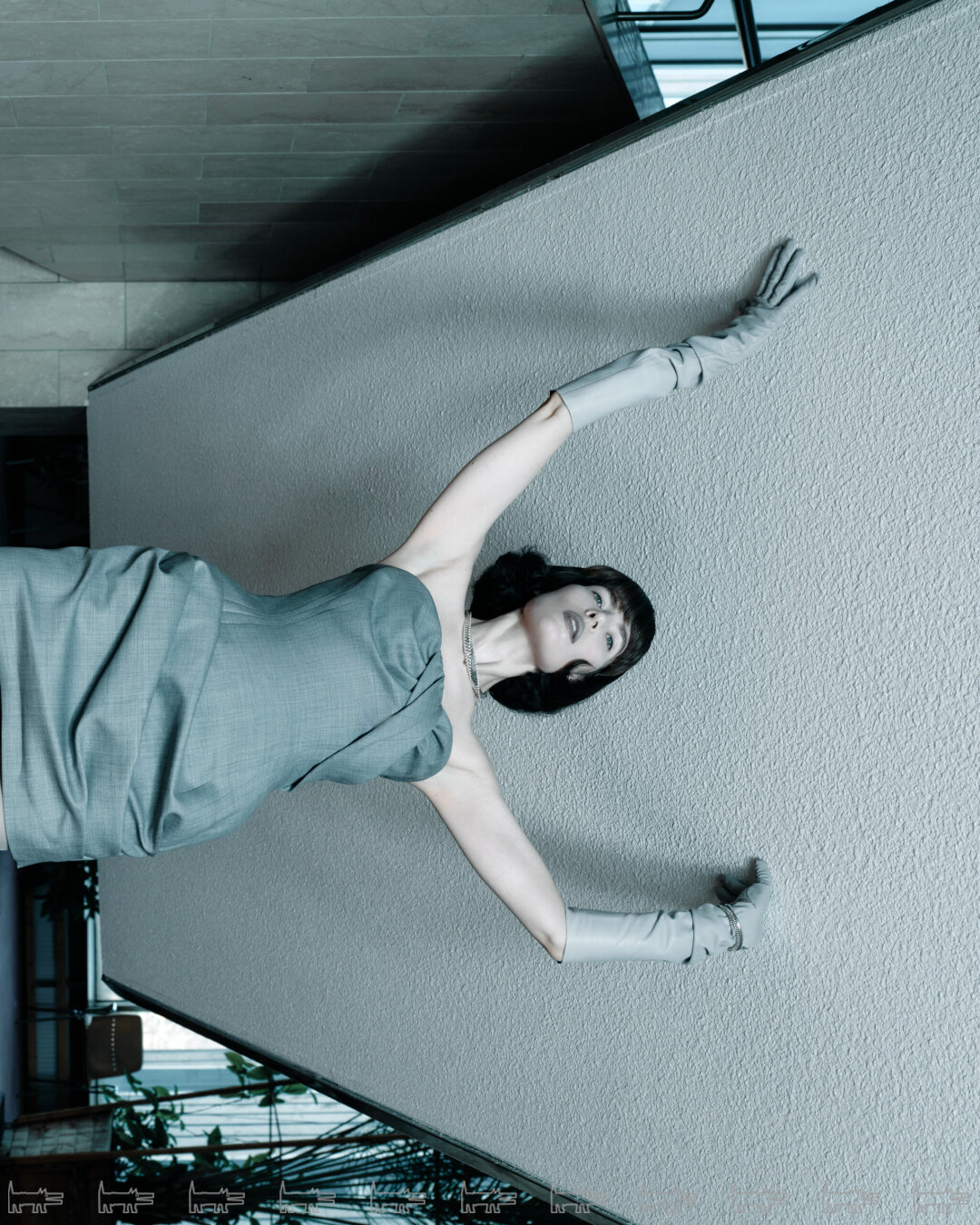 На Юлии: колье и браслеты FERRIFIRENZE, браслет KAVANT & SHARART (все — Mercury.ru), платье MAGDA BUTRYM (все — TSUM.ru), перчатки VIVA VOX