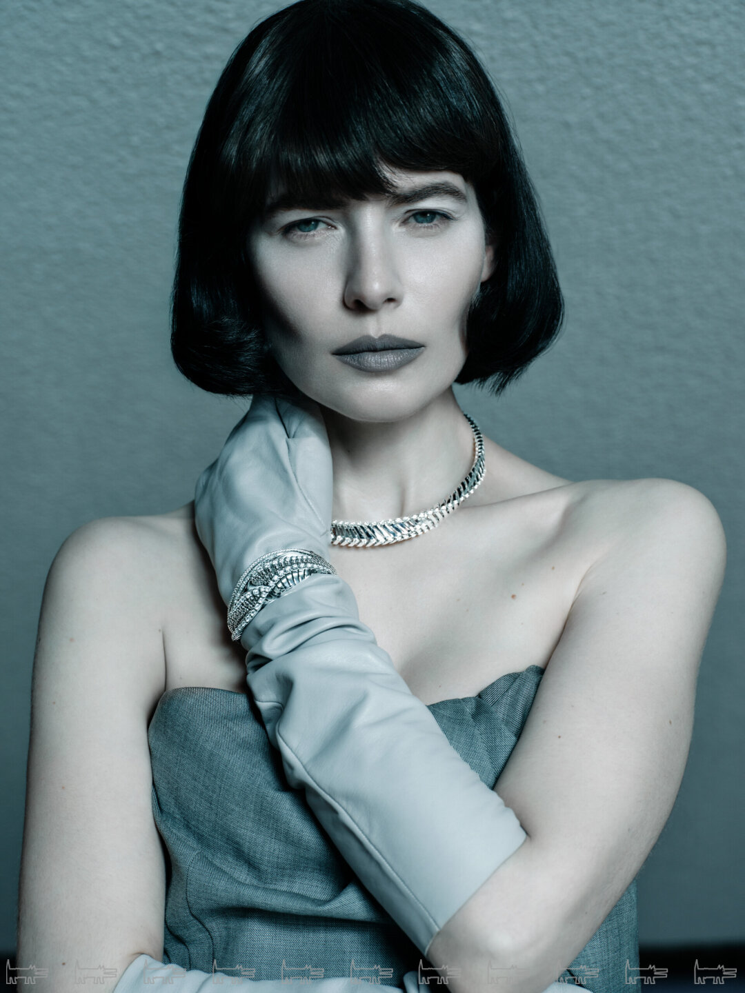 На Юлии: колье и браслеты FERRIFIRENZE, браслет KAVANT & SHARART (все — Mercury.ru), платье MAGDA BUTRYM (все — TSUM.ru), перчатки VIVA VOX