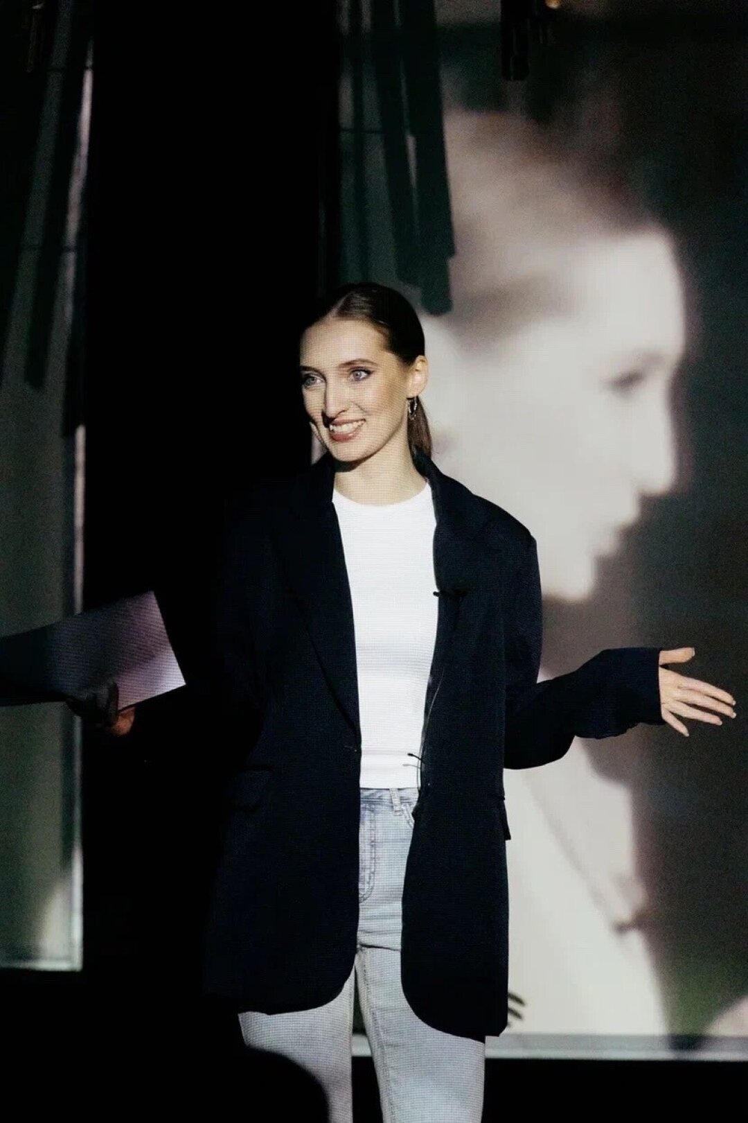 Исполнительница роли Дианы де Бельфлор Елена Сохацкая на сцене театра-фестиваля «Балтийский дом»